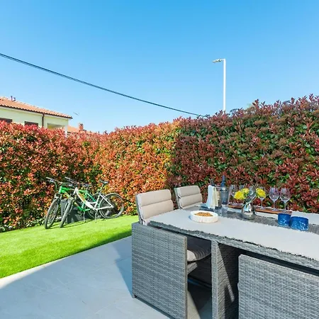 Luxury New With Private Garden Near The Beach! Lägenhet Poreč