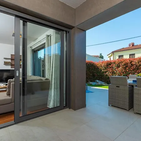 Luxury New With Private Garden Near The Beach! Poreč