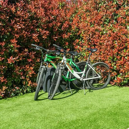 Luxury New With Private Garden Near The Beach! شقة