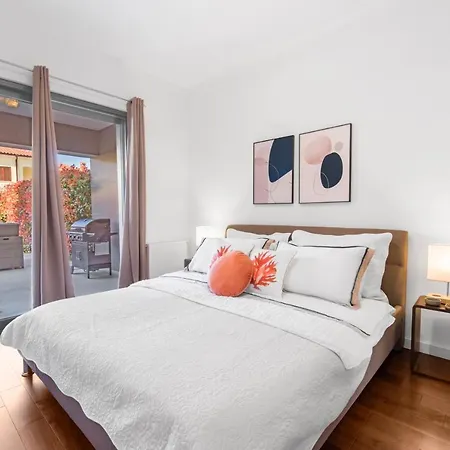 Luxury New With Private Garden Near The Beach!