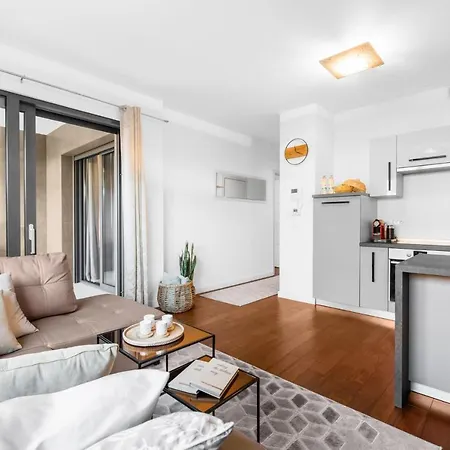 Luxury New With Private Garden Near The Beach! شقة *