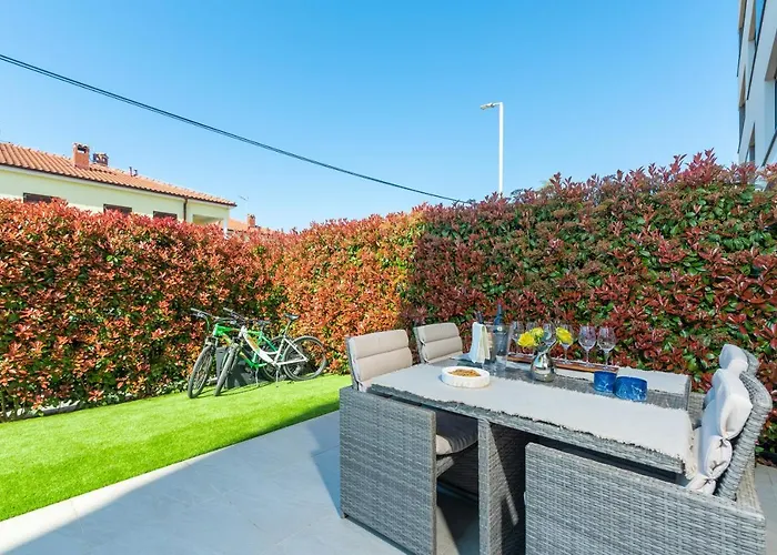 Luxury New With Private Garden Near The Beach! 公寓 波雷奇