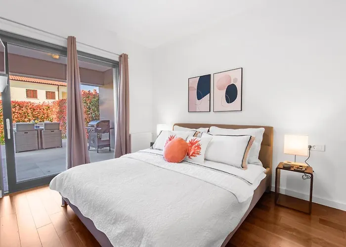 Luxury New With Private Garden Near The Beach!