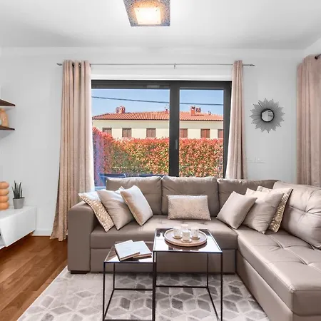 Luxury New With Private Garden Near The Beach! Poreč