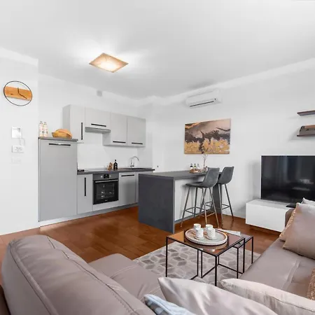 Apartman Luxury New With Private Garden Near The Beach! *